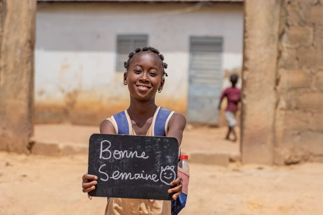 UNICEF_Benin's tweet photo. C’est lundi! 😁📚🖊🎒

Identifiez au moins deux ami(e)s en commentaires pour leur souhaiter une #BonneSemaine! 👇🏾✨✨✨

Let’s go!

#MondayMood https://t.co/hPzo2CLZsq