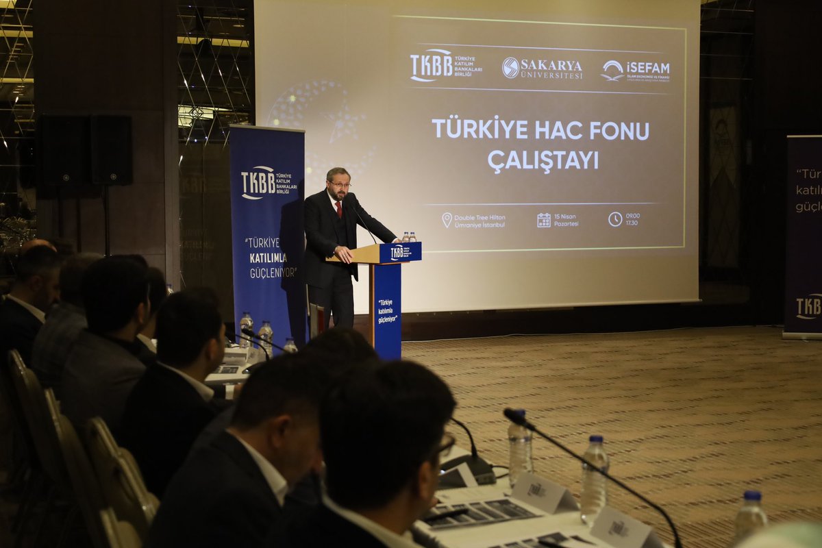 TkbbOrgTr's tweet photo. Hazine ve Maliye Bakanlığı (@HMBakanligi) himayelerinde Diyanet İşleri Başkanlığı (@diyanetbasin), Diyanet İşleri Yüksek Kurulu Başkanlığı, TKBB ve Sakarya Üniversitesi (@sakaryauni) İSEFAM (@isefam_sau) iş birliğinde akademisyen ve uzman sektör temsilcilerinin bir araya geldiği Türkiye Hac Fonu Çalıştayı başladı.

Hazine ve Maliye Bakanlığı Bakan Yardımcısı Osman Çelik, Diyanet İşleri Başkan Yardımcısı Doç. Dr. Selim Argun, TKBB Genel Sekreteri İsmail Vural, Sakarya Üniversitesi İSEFAM Müdürü Doç. Dr. Hakan Aslan açılış konuşmalarıyla başlayan çalıştayda, Türkiye’de kurulması muhtemel Türkiye Hac Fonu’na yönelik özel sektör, kamu ve akademinin bir araya gelerek kapsamlı bir müzakere gerçekleştirilmesi amaçlanmaktadır. Çalıştay kapsamında Türkiye Hac Fonu’na yönelik politika önerilerinin geliştirilmesi, risklerin ele alınması ve farklı paydaşların beklentilerinin görüşülmesi gibi hususlarda akademik ve pratik katkılar sağlaması beklenmektedir.

#TürkiyeKatılımBankalarıBirliği #TürkiyeHacFonuÇalıştayı
