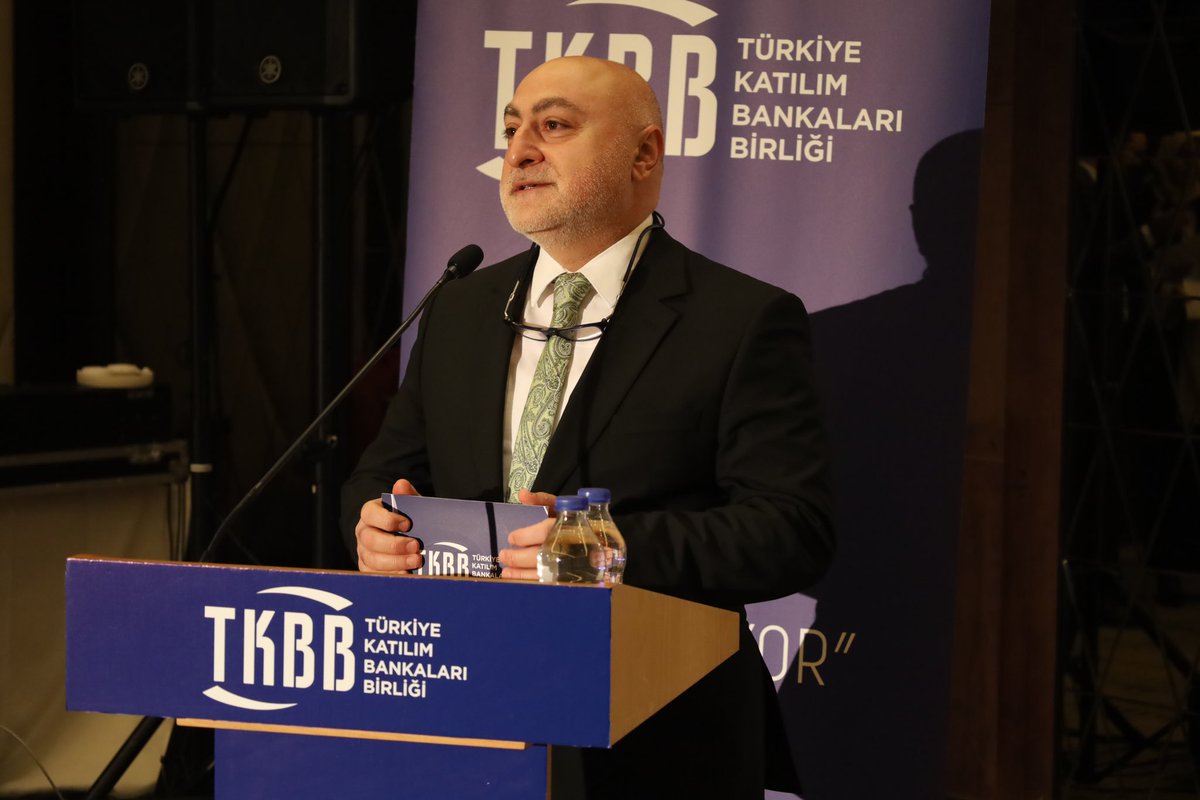 Hazine ve Maliye Bakanlığı (<a href="/HMBakanligi/">T.C. Hazine ve Maliye Bakanlığı</a>) himayelerinde Diyanet İşleri Başkanlığı (<a href="/diyanetbasin/">T.C. Diyanet İşleri Başkanlığı</a>), Diyanet İşleri Yüksek Kurulu Başkanlığı, TKBB ve Sakarya Üniversitesi (<a href="/sakaryauni/">Sakarya Üniversitesi</a>) İSEFAM (<a href="/isefam_sau/">İSEFAM</a>) iş birliğinde akademisyen ve uzman sektör temsilcilerinin bir araya geldiği