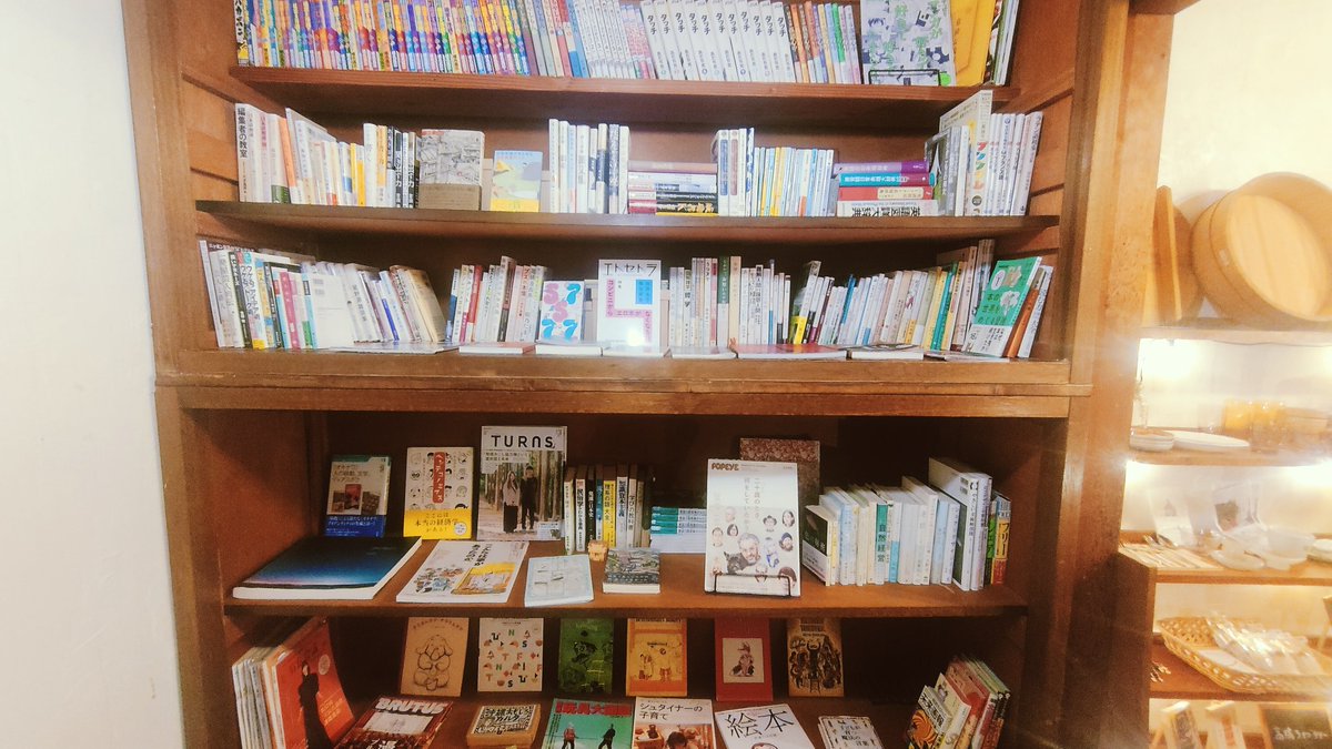 0mija10's tweet photo. 本のあるコンビニ「ホンビニ」は今のところ私設図書室的に貸し出しできる本が圧倒的に多いんすけど、ちょっととずつ買える本を増やしていきます。ミシマ社とナナロク社の本が届きました。ありがたや。 #fabbox https://t.co/sAy1ajFHyf