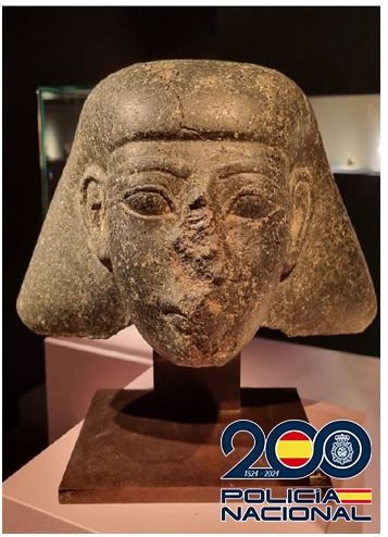 🚩Detenido un vendedor de antigüedades en #Barcelona por la venta ilícita de una escultura egipcia valorada en 190.000 euros

🔹 La pieza data aproximadamente del 1450 a.C. 

 🔹Al detenido se le considera presunto responsable de los delitos de #blanqueo de capitales,