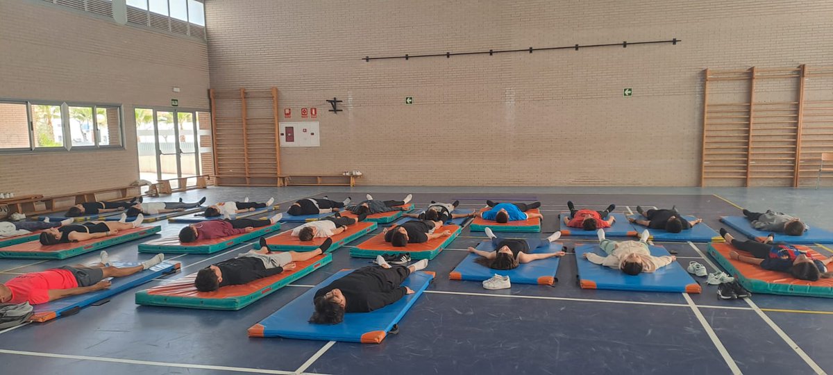 nu71ji's tweet photo. Sesión de Yoga con 2do Bachillerato @iesbovalar
Saludos al Sol, respiración, relajación, interiorización. Aprendizaje de técnicas para un mayor concentración, superar tensiones, consciencia, como rendir más y dormir mejor #PEAFS
#MentalWellness #mentalhealth #MentalHealthSupport https://t.co/OFrsfiU1Yg