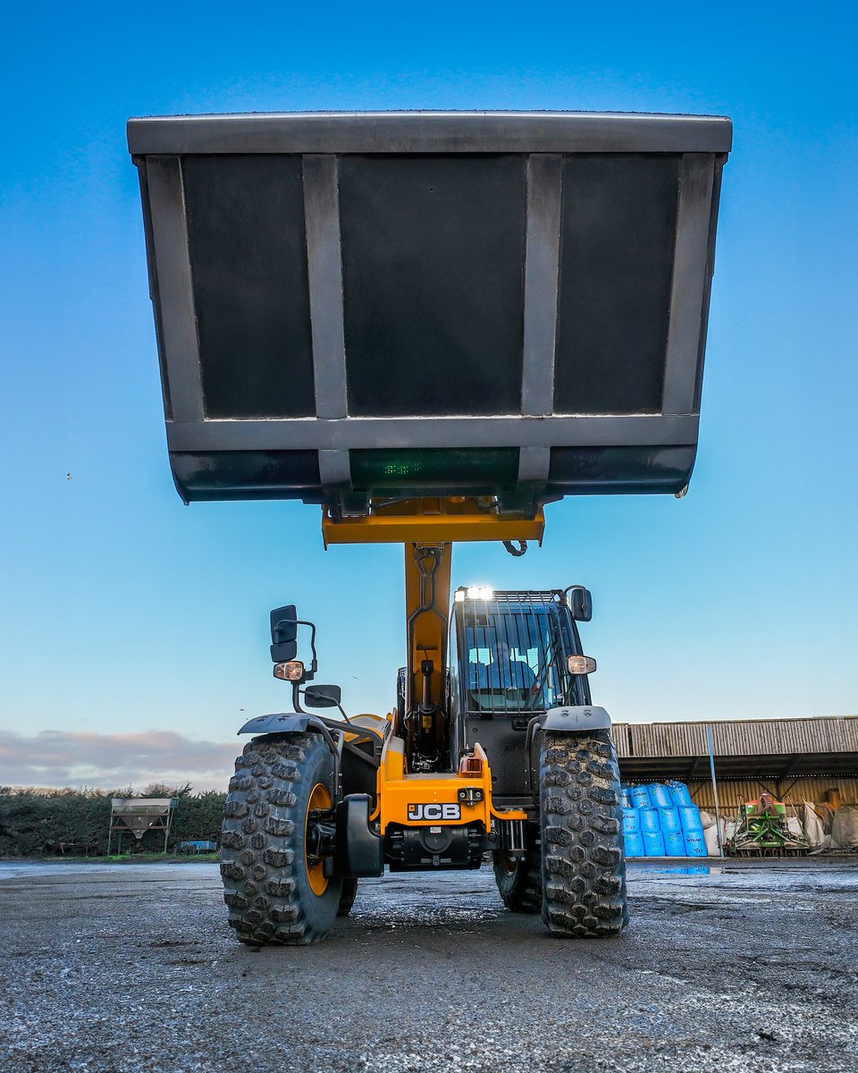 JCBagriculture's tweet photo. Not here to mess about. A #JCB 560-80 AGRIXTRA Loadall working for Fred Walter & Sons. Discover more: https://t.co/oEOsVYbeu6. #TelehandlerTuesday #JCBmoment
_
Photo by @ProHorizonUK https://t.co/CwbY0P0Gfp