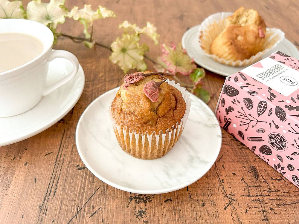 linktea526's tweet photo. 「桜と紅茶の米粉マフィン🌸」
バター不使用、米粉でつくるしっとり簡単マフィンです。
茶葉には桜の香りと相性の良い「ストロベリーティー」の茶葉を加え、フルーティーな味わいに仕上げました🍓
レシピはこちら⬇️
https://t.co/tY7bGwQwRc
#linktea
#米粉マフィン https://t.co/RrEUxAwPny