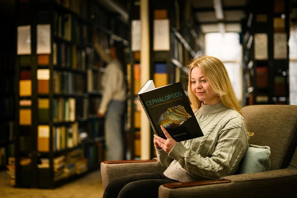 Did you know @thenmbluk is one of the largest marine reference libraries in the world!? 📖 Our collection of rare books, scientific artifacts & archival materials is an invaluable resource for all marine biology enthusiasts. Find out more ➡️ buff.ly/49Eakoi #MBA140