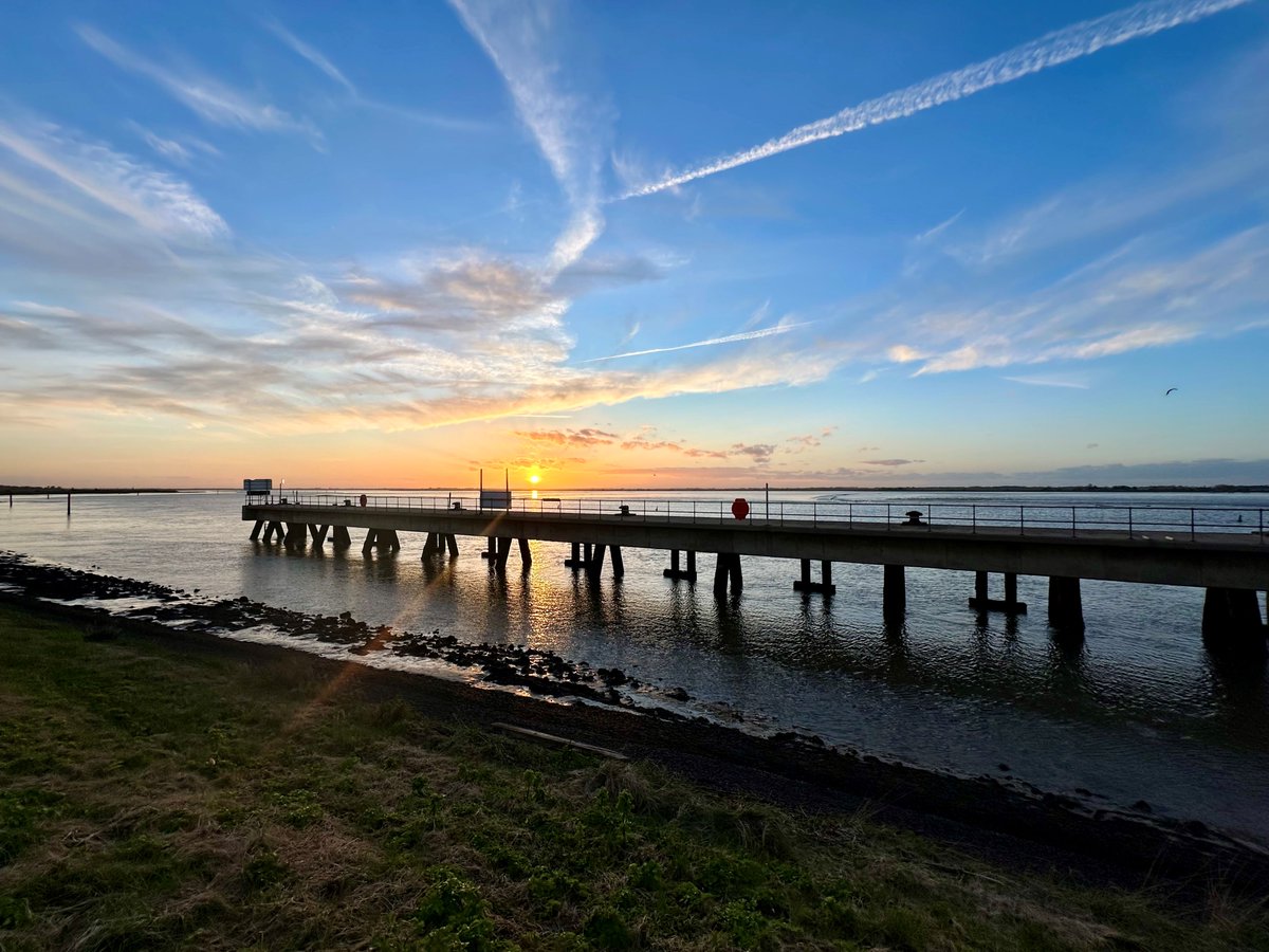 DEdleston's tweet photo. Sunset over Breydon Water @BroadsNP https://t.co/lis2bEyhcY