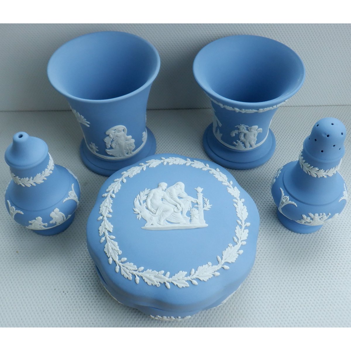5 pieces of vintage Wedgwood blue Jasperware.

🛒 ebay.co.uk/itm/3054520890…

#BlueMonday 💙
