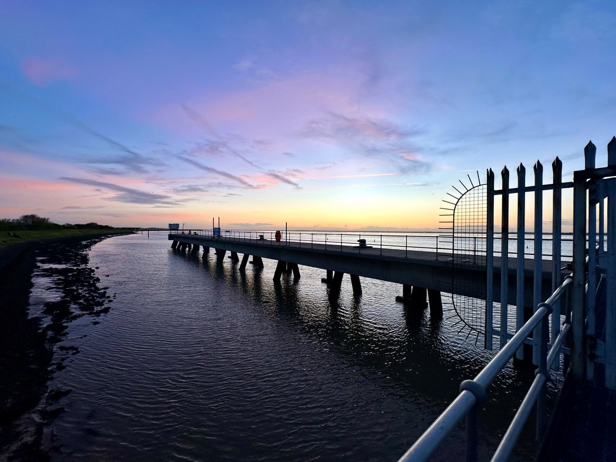 DEdleston's tweet photo. Sunset over Breydon Water @BroadsNP https://t.co/lis2bEyhcY