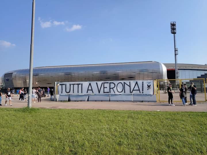 Striscione cringe, ma non potrò mai parlare male di Udine e provincia, solo per l'alta qualità di fighe con cui gozzovigliavo in diverse estati da ragazzo in quel di Lignano. 😂