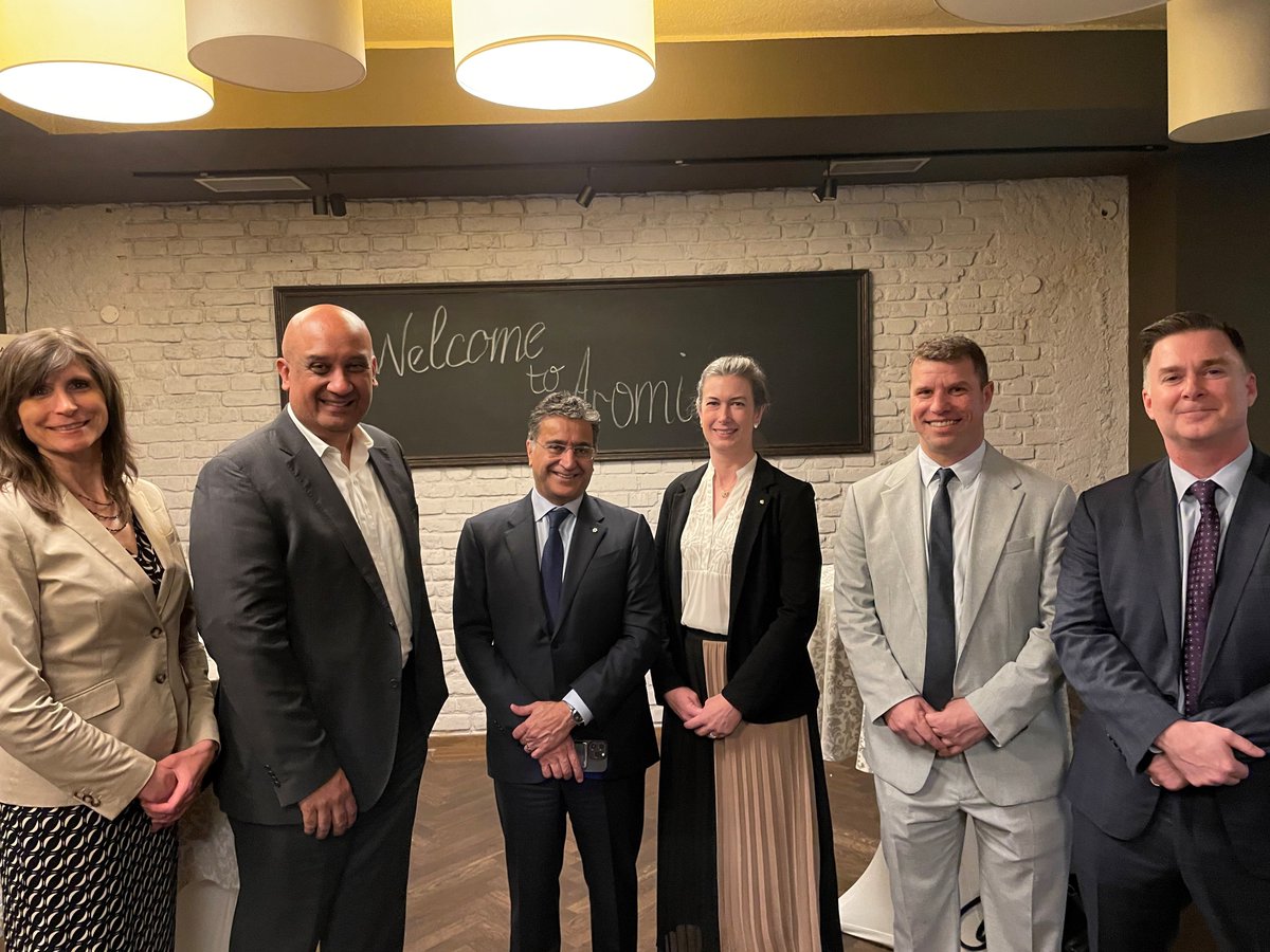 CanEmbCZ's tweet photo. .@EmilyMcLaw was pleased to open a meeting of global researchers and medical doctors in Prague last week to discuss a new method of care in lung transplantation offered by 🇨🇦 Traferox Technologies https://t.co/xDXEKGt87f