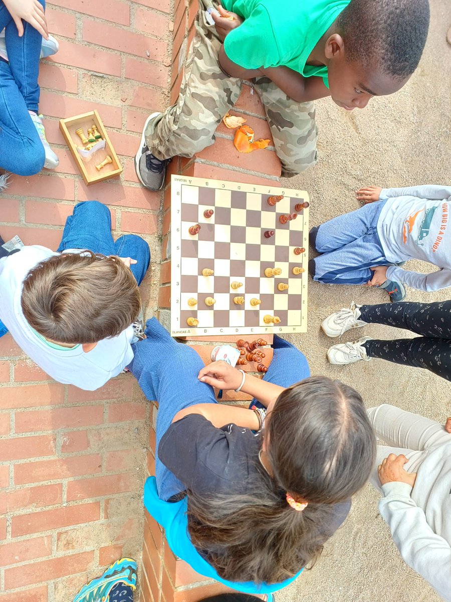 El_Rocal's tweet photo. Al llarg del tercer trimestre els alumnes de CM i CS estan fent el           II Torneig d'Escacs! https://t.co/FdFXk4YDUf