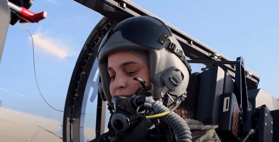 PoderioMilitar's tweet photo. La princesa jordana Salma, piloto de avión de combate, derribó 6 drones iraníes que volaban hacia Israel.
Se convirtió en la primera mujer piloto de las Fuerzas Armadas de Jordania.
Los ayatollas iraníes no estarán contentos cuando descubran que fueron impididos por una mujer. https://t.co/E0twsKsMvQ