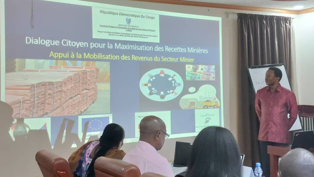 CongoMines's tweet photo. 🔴#HappeningNow #Lubumbashi: Avec l'appui de la @giz_drcongo &amp; @UEenRDC, @CarterCenter facilite l'#atelier de planification stratégique du #dialogue citoyen pour la maximisation des #recettes minières avec les acteurs sociaux. https://t.co/PpMUGbW3Eq