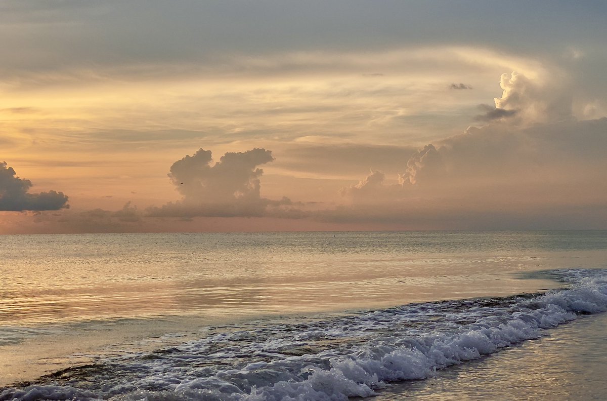 Happy Monday! 🧡🧡🧡#MondayMood #BeachLife #Photography