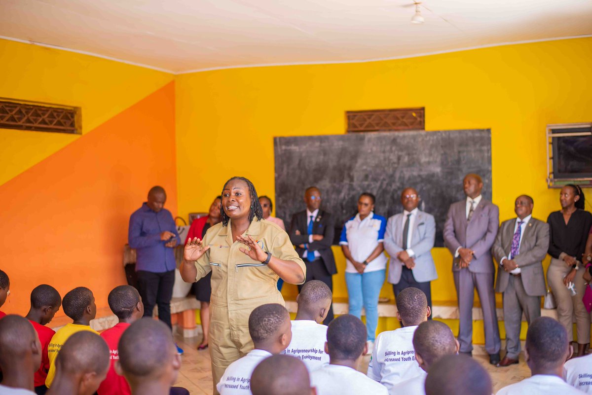 @DGEdwardKakembo and the @rotaryd9213 BCUP Chair~ PP Jennifer Mirembe sharing a word of encouragement and wisdom to the Boys and Girls we are skilling at Naguru Remand Home. They are almost ready for another set of DIT Exams and that is where our joy of service lies 🤩🏆