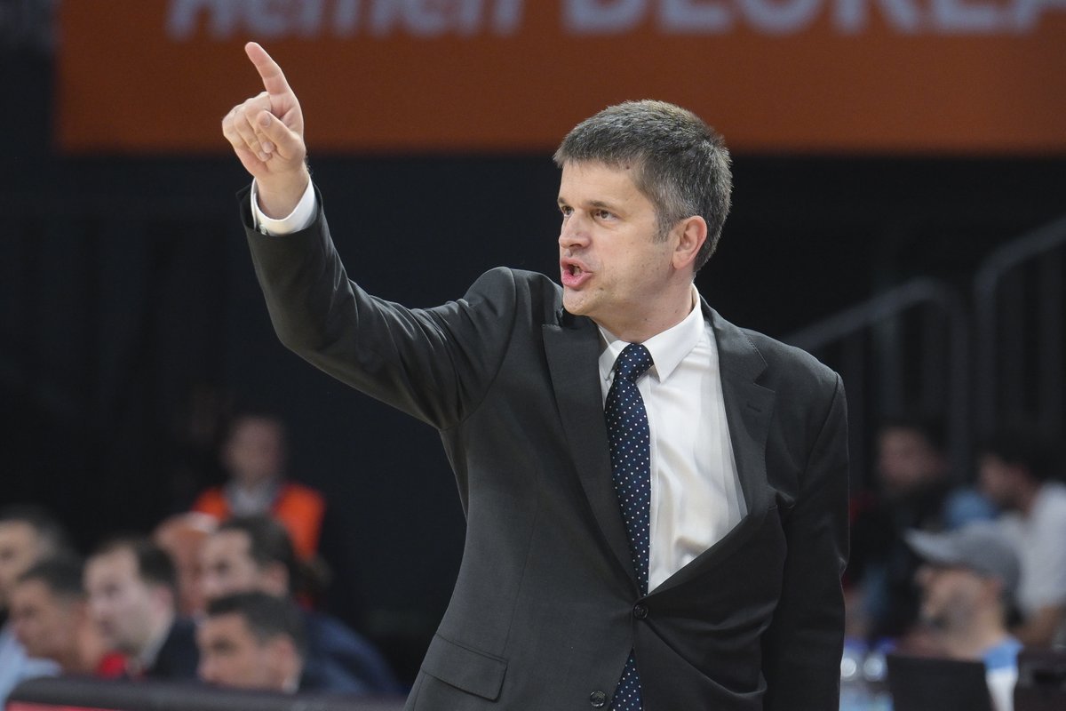 Ergin Ataman: 'Tomislav Mijatovic, bir mucizeyi gerçekleştirdi. Anadolu Efes, herkes için kayıp denilen sezonda bence müthiş bir olayı yaptı. Bu, benim için sürpriz değil. Tomislav, son derece mütevazı ve bilgili bir karakter. Yıllarca büyük koçlarla beraber çalıştı. Son 5…