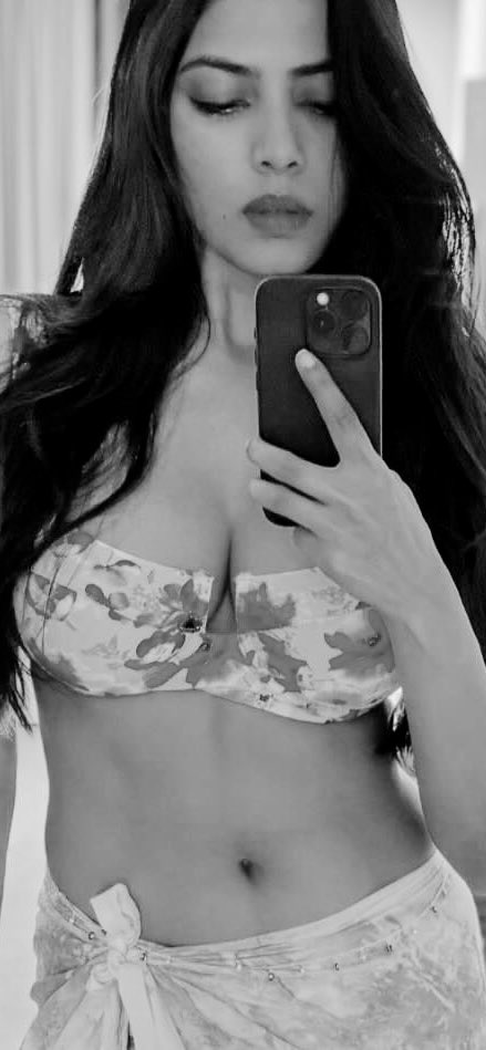 MuSigma15's tweet photo. #bikini #MalavikaMohanan #navel https://t.co/dXOjbMx8mF