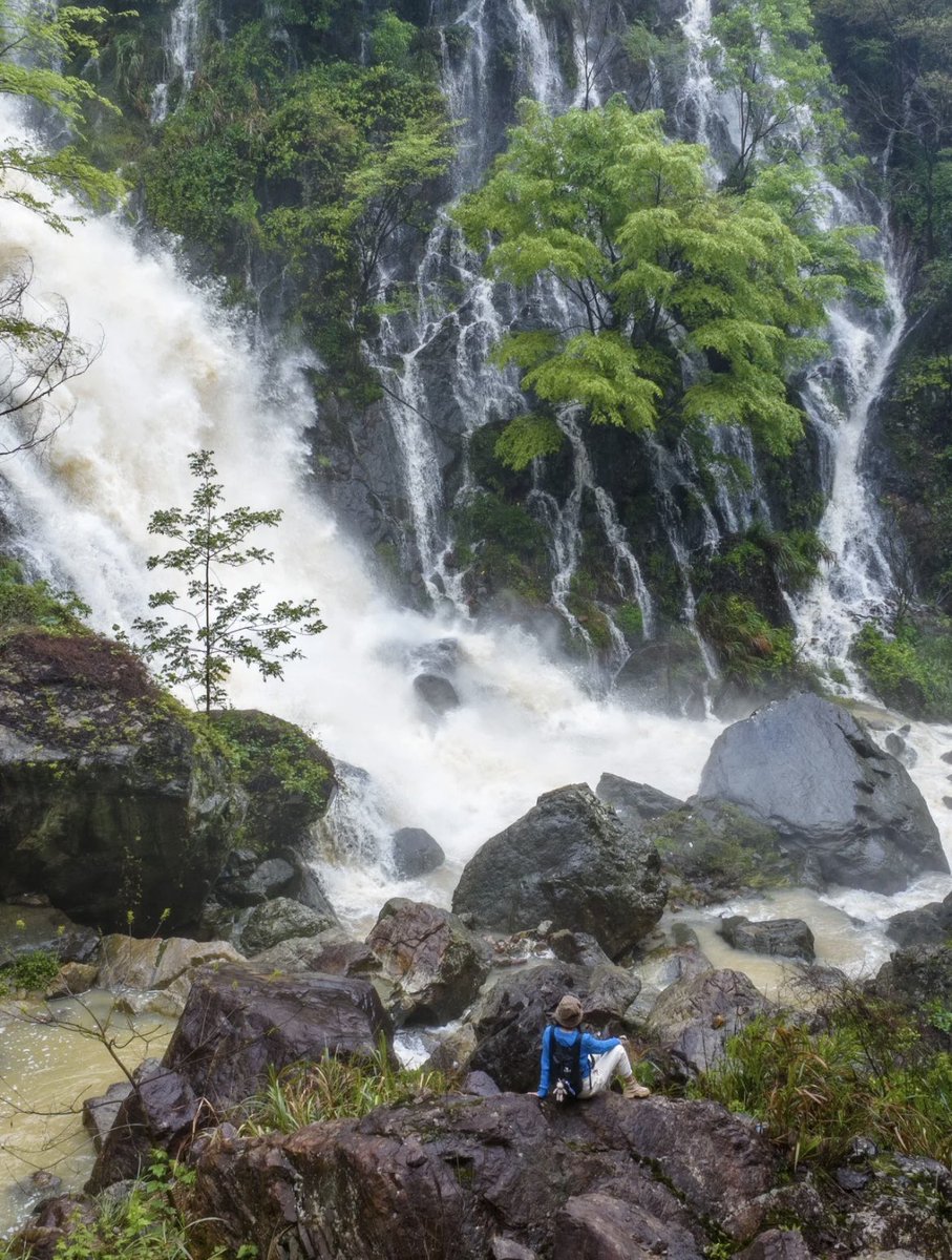 Nestled in the deep mountains of #Chenzhou, #Hunan, a magnificent cluster of #waterfalls in Dalutou Village, Suxian District, promises a refreshing escape. (Photo Credit: 领队特种兵_大川) @HunanTimes