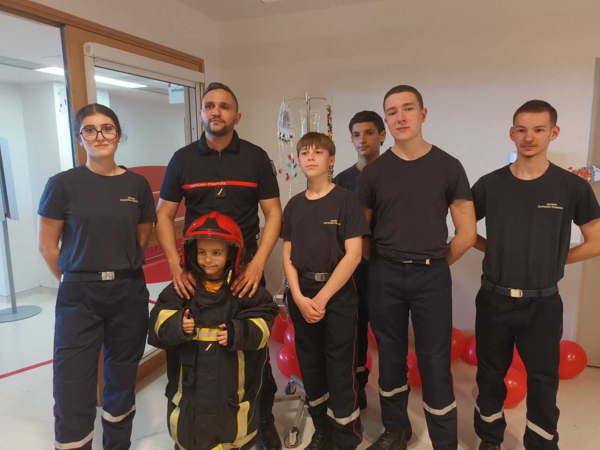 👨‍🚒 Les Jeunes Sapeurs Pompiers (#JSP) de Longjumeau en visite à @GustaveRoussy. Au programme : rencontre avec les patients du Département de cancérologie de l'enfant et de l'adolescent et partage d'activités autour d'un goûter offert par les JSP. Merci pour cette initiative 🙏