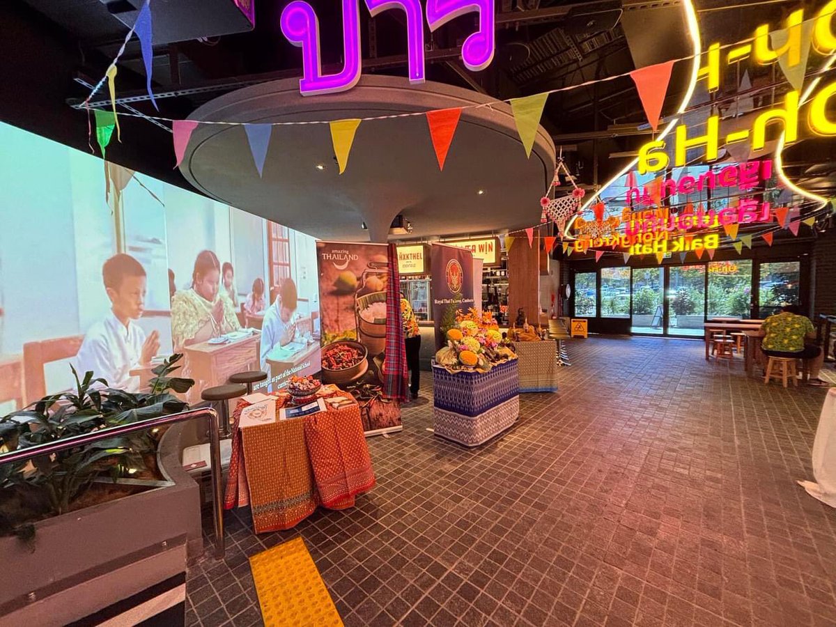 Amb @A_Sriratanaban joined the Songkran celebration held by Tiger Lane. Activities included bathing the Buddha image, 🇹🇭classical dance and music performances, and lucky draw. @RTECANBERRA took part in the event by setting up a🇹🇭 corner to showcase 🇹🇭 art and culture. (13/04/24)