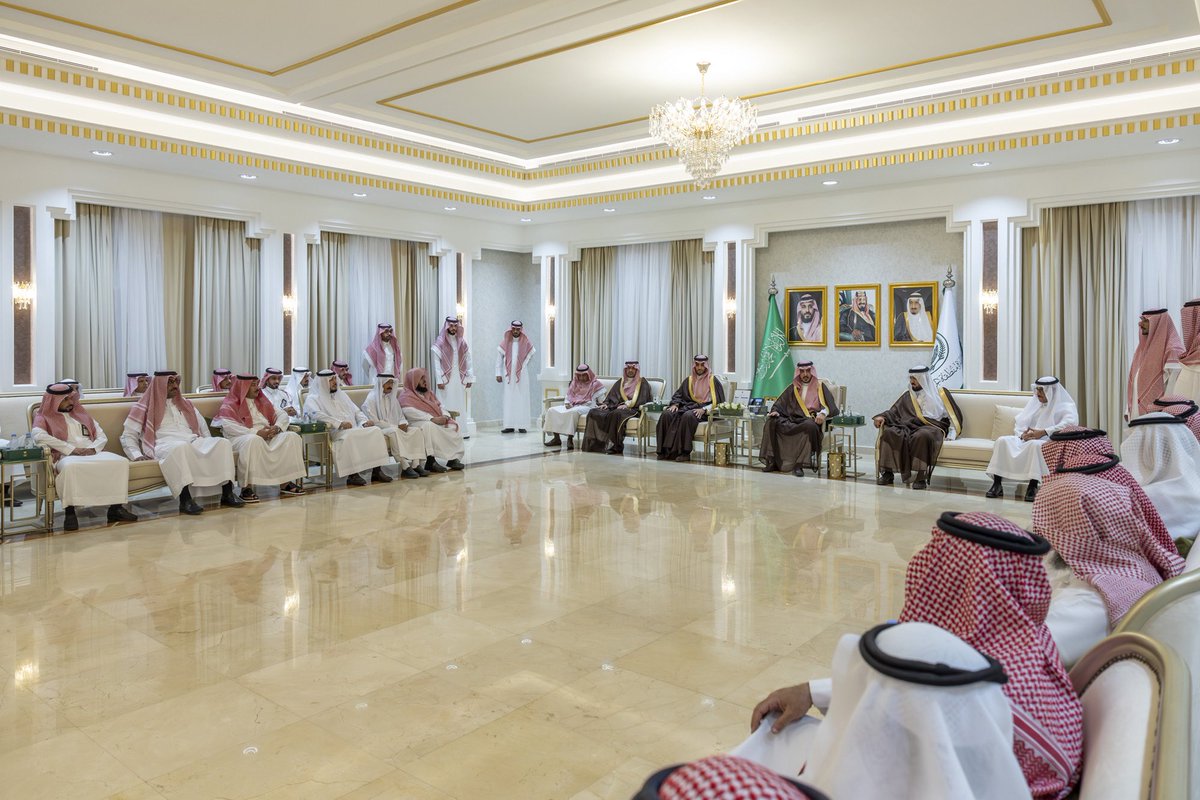 AljoufSA's tweet photo. حثّ سموّه على الاجتهاد في مواصلة العمل بكل أمانة وإخلاص في سبيل تطوير العمل والارتقاء بالخدمات المقدمة للمواطن والمقيم، والعمل بروح التّعاون والتكامل والتّنسيق لتنمية المنطقة وفق مستهدفات #رؤية_السعودية_2030, وانطلاقاً من توجيهات وتطلّعات خادم الحرمين الشريفين الملك سلمان بن عبدالعزيز آل سعود وسمو ولي عهده الأمين - حفظهما الله -.