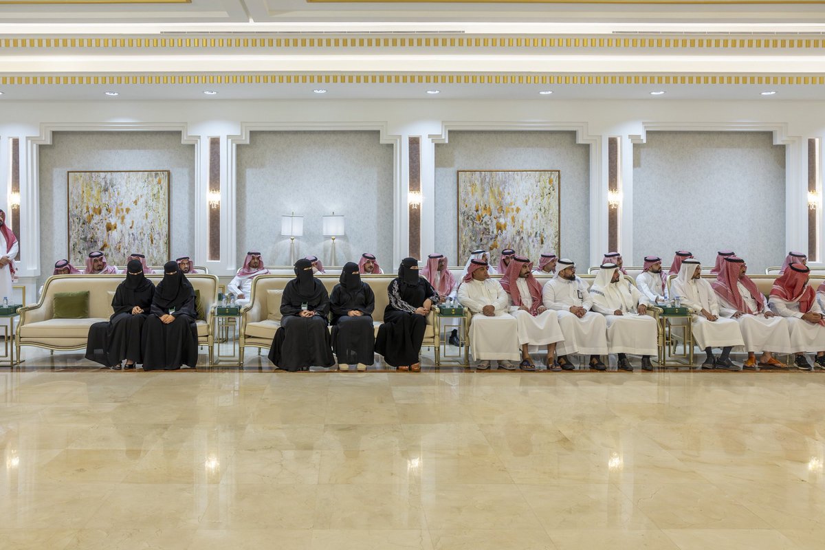 AljoufSA's tweet photo. حثّ سموّه على الاجتهاد في مواصلة العمل بكل أمانة وإخلاص في سبيل تطوير العمل والارتقاء بالخدمات المقدمة للمواطن والمقيم، والعمل بروح التّعاون والتكامل والتّنسيق لتنمية المنطقة وفق مستهدفات #رؤية_السعودية_2030, وانطلاقاً من توجيهات وتطلّعات خادم الحرمين الشريفين الملك سلمان بن عبدالعزيز آل سعود وسمو ولي عهده الأمين - حفظهما الله -.