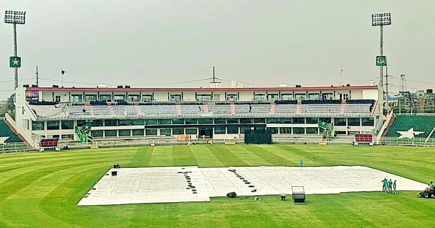 Pindi Cricket Stadium right now, the rainy spell is having a big time in the twin cities Rawalpindi and Islamabad at the moment. #PAKvsNZ