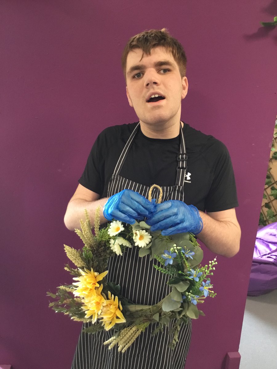 Today's horticulture group are preparing Spring wreaths ready to sell at our Farmers market on Friday 19th April 10-11.30am 💐🌷🌸🌼 #handmade #enterprise #buildresiliencenotreliance @HumberEdTrust