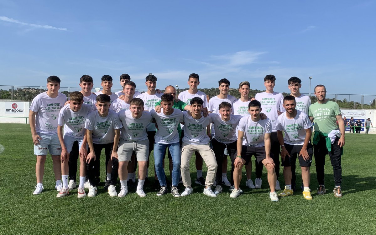 CDSantaAmalia's tweet photo. 📸📸📸📸📸

Bonito gesto de nuestros vecinos cortesinos por el campeonato liguero. 

Igualmente ambos equipos realizamos el pasillo a nuestro juveniles por su campeonato.

Deportividad y buen ambiente en el Municipal. 

👏🏽👏🏽👏🏽👏🏽 https://t.co/1ZNYrv9pqn