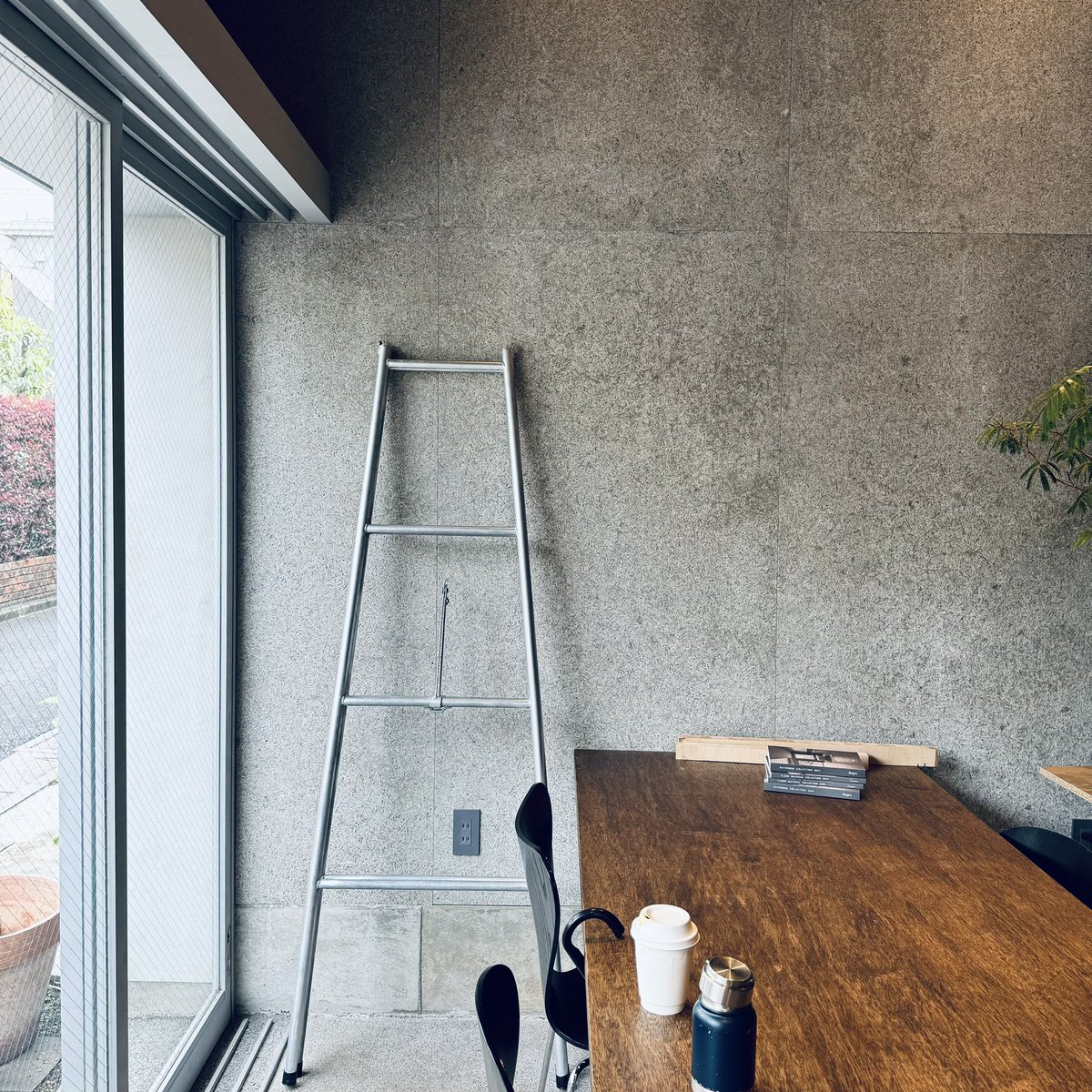 vMiyake's tweet photo. 先日、須藤剛建築設計事務所にお邪魔しました！事務所でありながら地域と繋がる複合型施設となっており、まさにウチもこんなオフィスが欲しい！と思うような、憧れのオフィスでした😊 https://t.co/L94gpRG4tI