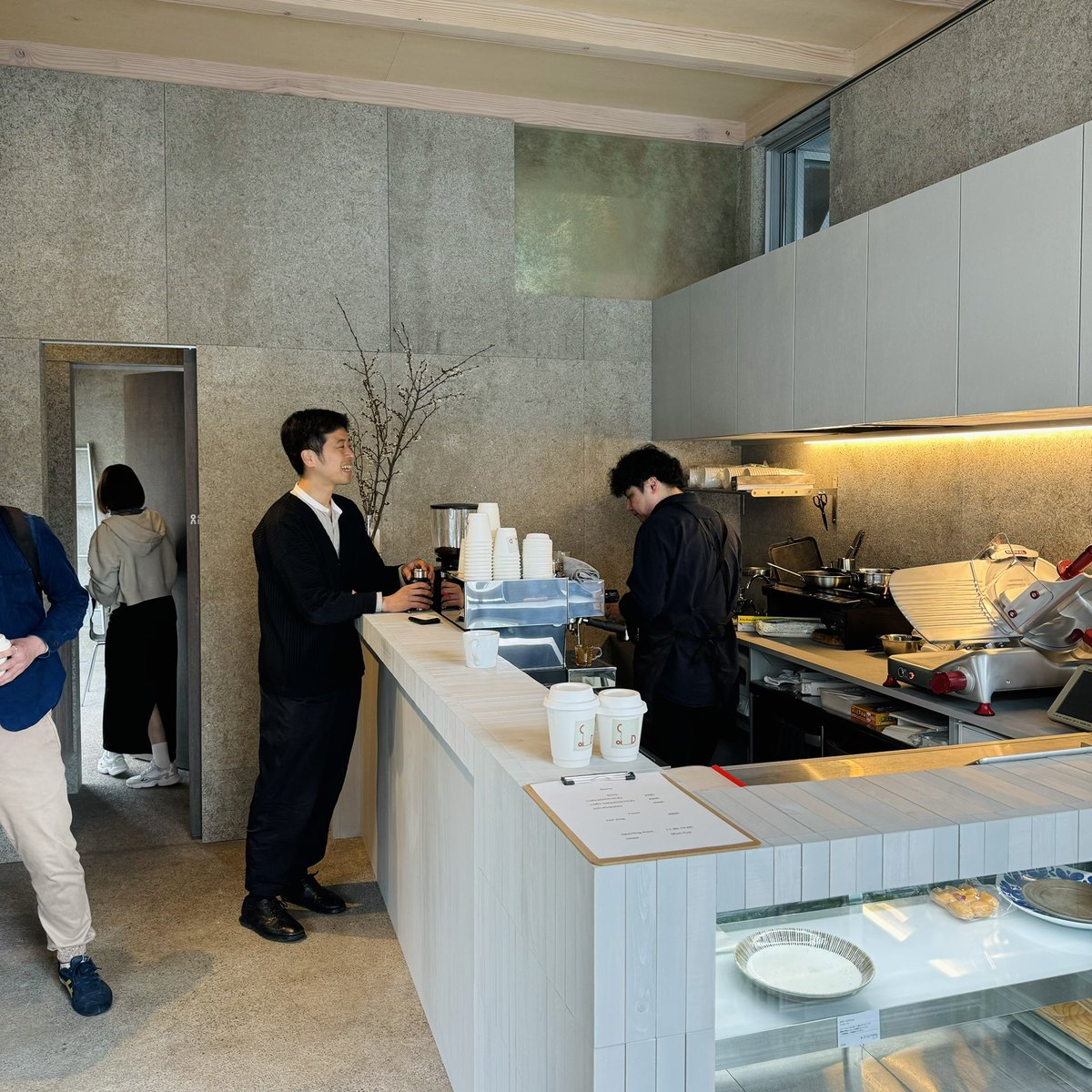 vMiyake's tweet photo. 先日、須藤剛建築設計事務所にお邪魔しました！事務所でありながら地域と繋がる複合型施設となっており、まさにウチもこんなオフィスが欲しい！と思うような、憧れのオフィスでした😊 https://t.co/L94gpRG4tI