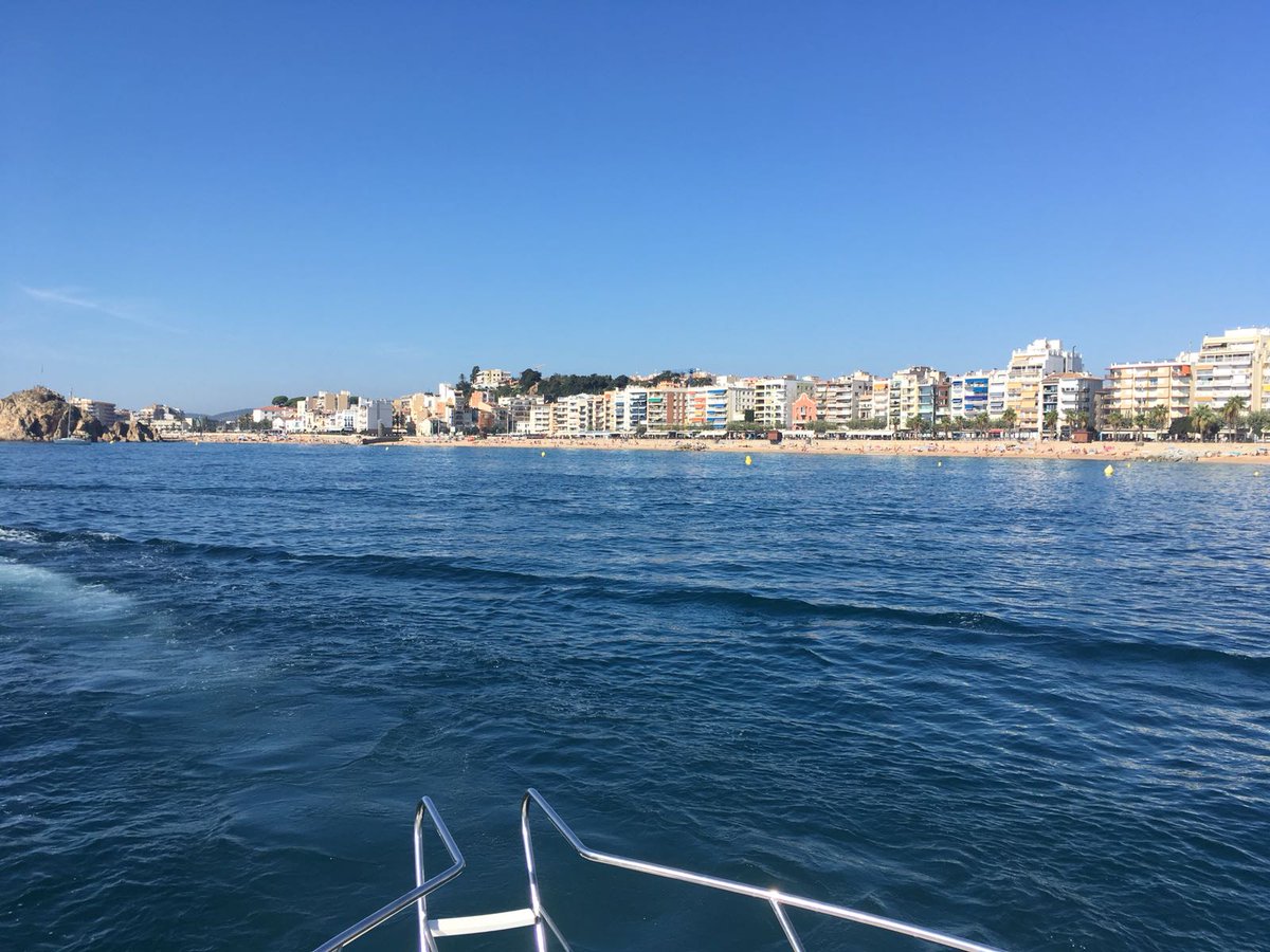 Bon dia! 🙋🏻‍♀️ Algú es vol unir a una aventura a la mar? ¡Buenos días! 🙋🏻‍♀️ ¿Alguien se quiere unir a una aventura en el mar? Good morning! 🙋🏻‍♀️ Anyone up for an adventure at sea? Bonjour! 🙋🏻‍♀️ Qui veut se joindre à une aventure en mer? #blanes #blanesarrandemar #arrandemar