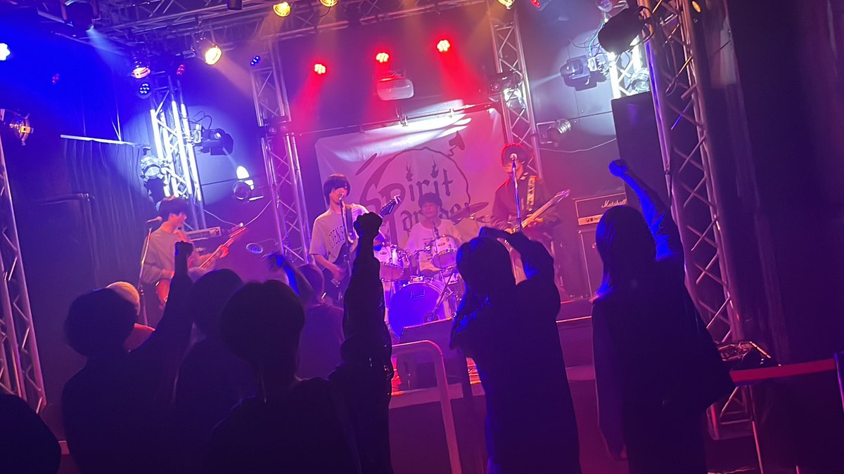 IMAIKE_GROW's tweet photo. 本日は久しぶりのSpirit Paradeです!
超絶フレッシュ🔥🔥🔥🔥
今日も今日とて暖かいフロアです!!!
まだまだ若い彼らが今後の音楽シーンを引っ張っていくんだろうなと思うと
楽しみで仕方ないですね✌️
#今池GROW #今池ライブハウス #SpiritParade #すぴぱれ https://t.co/4KmlsoXPUi