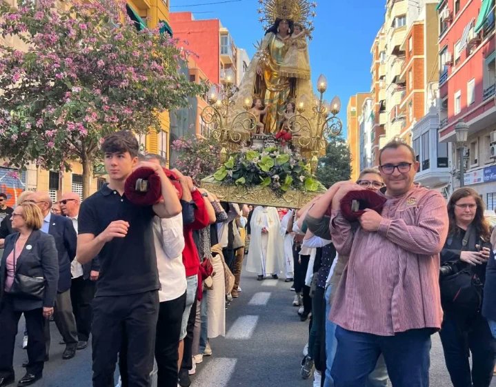 Ayer acompañamos a nuestra "Mareta" en la visita a la <a href="/fallasmaritimo/">Federació Agrupació Falles Marítim</a> por su 50 aniversario