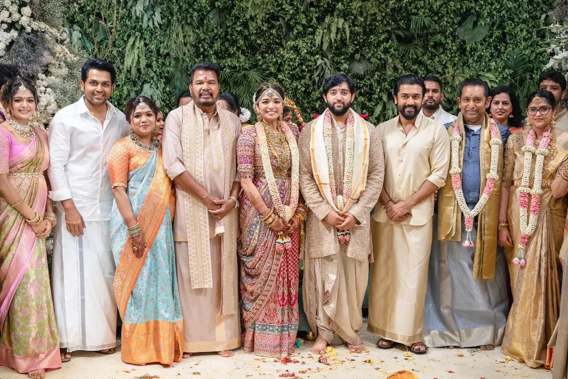 Actors #kamalhaasan, #rajinikanth, #chiyaan, #suriya, #karthi along with his wife graced the grand wedding ceremony of Director #shanmughamshankar‘s elder daughter #AishwaryaShankar with #TarunKarthikeyan! 🎊😍 #Rajinikanth #KamalHaasan #Vikram #Suriya #Karthi #Shankar