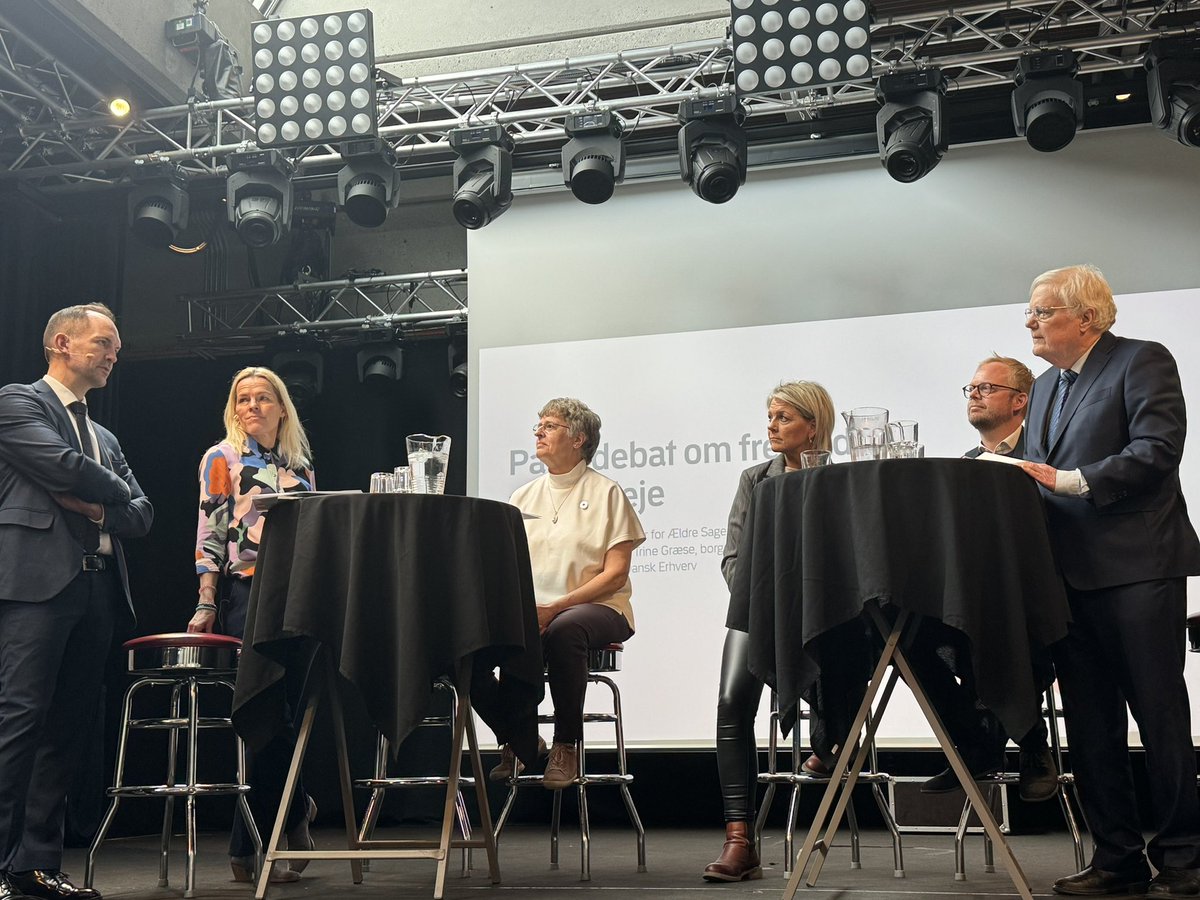 Debat om #ældrereform i @gladsaxekommune med ældreminister Mette Kierkgaard @JeppeBruus @Tanifoa74 @tony_bech @TrineGraese @BjarneHastrup lægger vægt på, at @aeldresagen #frivillige kan skabe nærvær og mindske ensomhed 👍