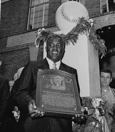 Happy Jackie Robinson Day for @MLB. This celebrates HOF’er Jackie breaking the color line by joining the @Dodg ers in ‘47. He changed more than the game,he changed the 🇺🇸. As a jr. High Schooler in NYC I got 2 interview him in ‘67. He could not have been more kind.A true hero👏🏻⚾️