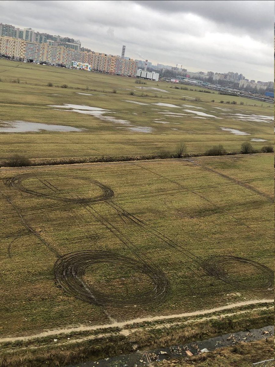 Инопланетяне прилетели в Мурино и оставили вот такие круги на полях. Чтобы это значило🤔😅