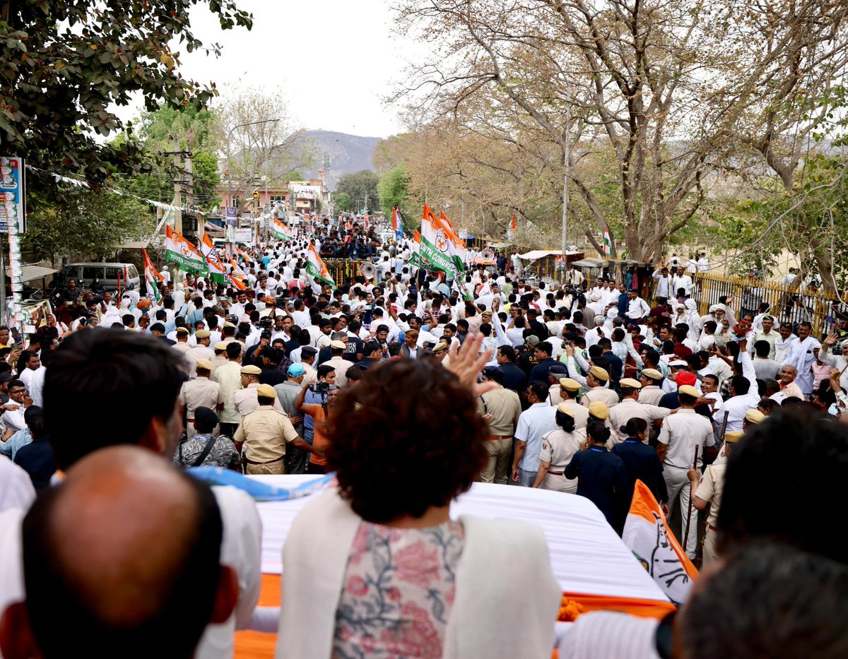 कांग्रेस महासचिव श्रीमती @priyankagandhi जी के रोड शो में उमड़ा भारी जनसैलाब, अन्याय के खिलाफ न्याय की हुंकार है। मोदी सरकार के जुमलों से ऊब चुकी जनता ने अब इन्हें सत्ता से उखाड़ फेंकने का मन बना लिया है। अन्याय को हराने आ रही है कांग्रेस ..✋