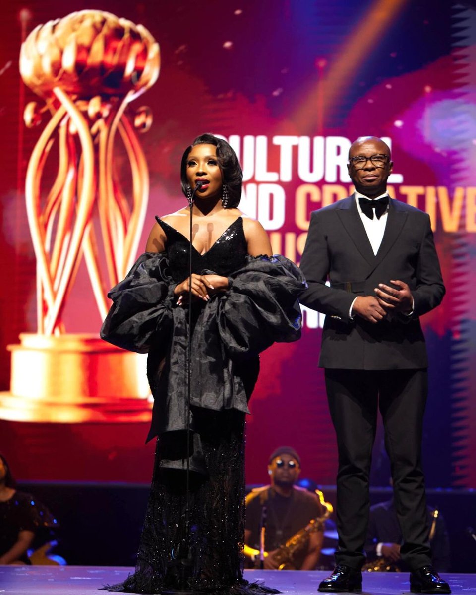Pearl Modiadie presented the first Best International Act award at the #CCIAwards2024 alongside the Minister of Sport, Arts and Culture.

She looked incredible😍

#brieflyza #celebnewsupdates