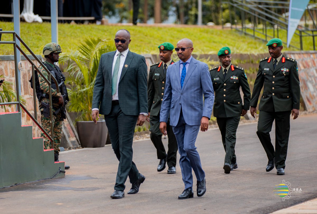rbarwanda's tweet photo. 📷AMAFOTO📷

Abayobozi mu nzego nkuru z'Igihugu, ababyeyi n'abo mu miryango y'abasoje amasomo mu Ishuri Rikuru rya Gisirikare riri i Gako, bitabiriye igikorwa cyo gutanga ipeti rya Sous-Lieutenant ku basaga 600 barirangijemo amasomo. #RBAAmakuru https://t.co/k3hSeErhm7
