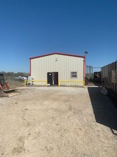 ADMEPLC's tweet image. Sharing a glimpse of #ADME Site Media 📸

The first image showcases the main entrance to our office/store building, while the second one displays the row of processing tanks situated next to the building, along with the operational area inside the structure.

#oilfieldtech