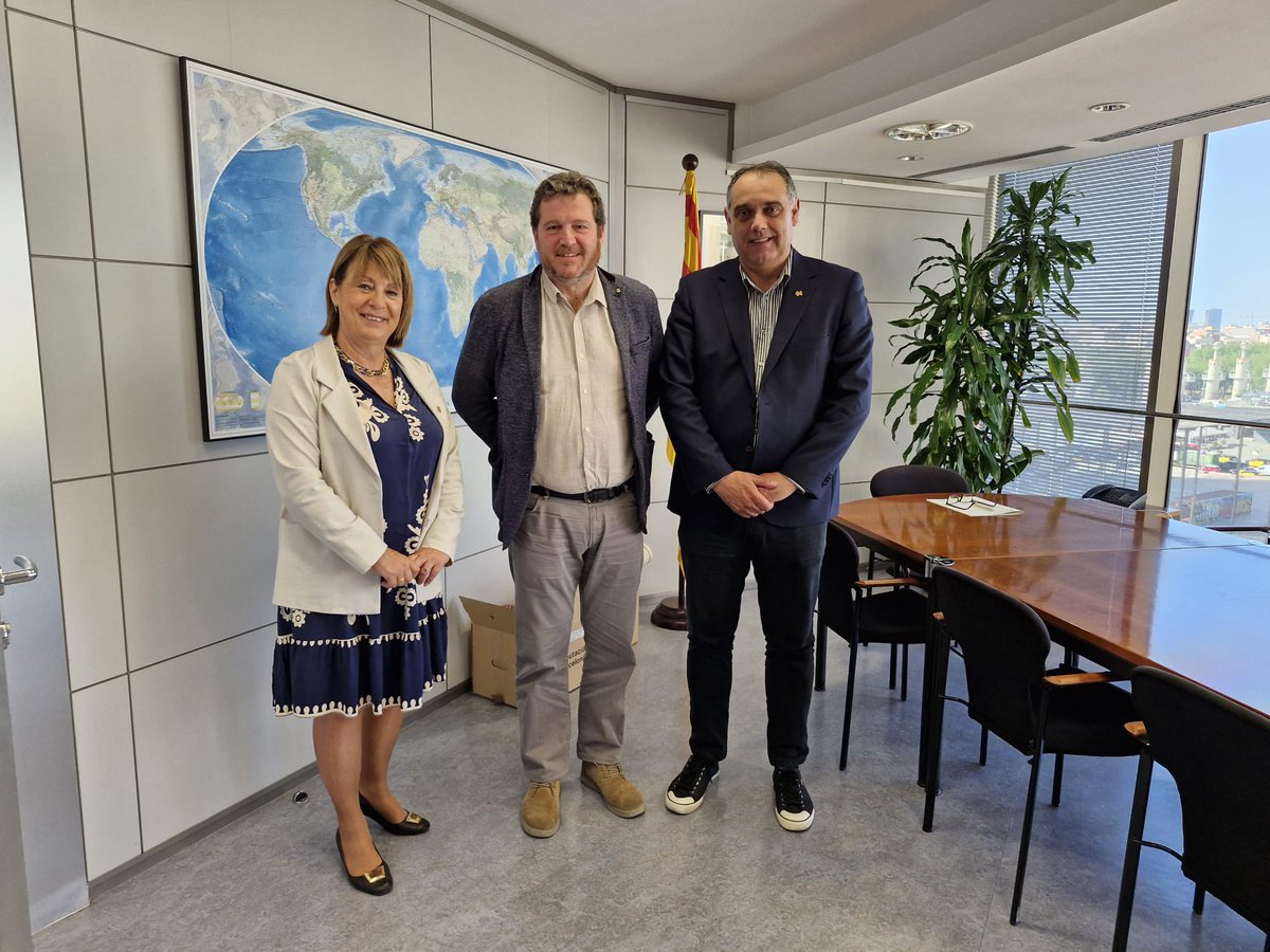 ajcubelles's tweet photo. ➡ L’Ajuntament aborda la millora de la moblitat amb la Generalitat.

🚉 L’ampliació horària, l’augment de les freqüències, la reorganització del sistema tarifari o el #busexpress són algunes de les demandes que ha traslladat el govern. 

🔗https://t.co/Ka5ZaPwsXe https://t.co/ZgRtnYdTXD