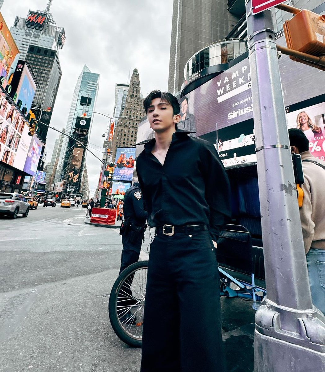 ansonlo_intl_fc's tweet photo. 👱🏻♂️ 2024/04/15 IG Postより
Everything happened in New York~
👱🏻♂️🦾👖🥛👶🏻♥️
#Blessed
#NotAfraidAnymore
#StayTrueToWhatIBelieve
#WeBackItUpTogether
https://t.co/6xLnw8Wm7S
#AnsonLo #盧瀚霆 #アンソン・ロー https://t.co/oP8v6728MG