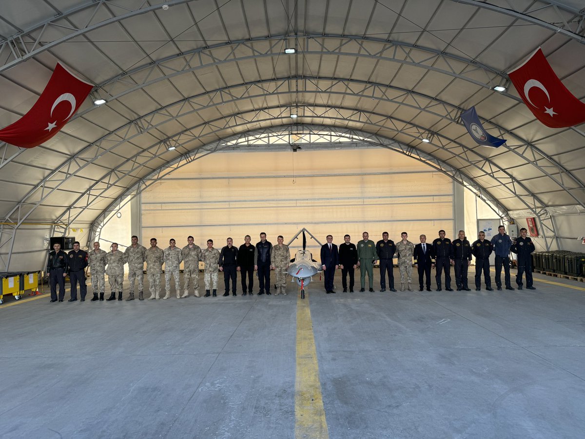 Kara Havacılık Komutanı Tuğgeneral Zeynel Abidin Erginbaş, Aselsan Genel Müdürü Ahmet Akyol ilr BAYKAR Yönetim Kurulu Başkanı Selçuk Bayraktar Van'ı ziyaret etti.