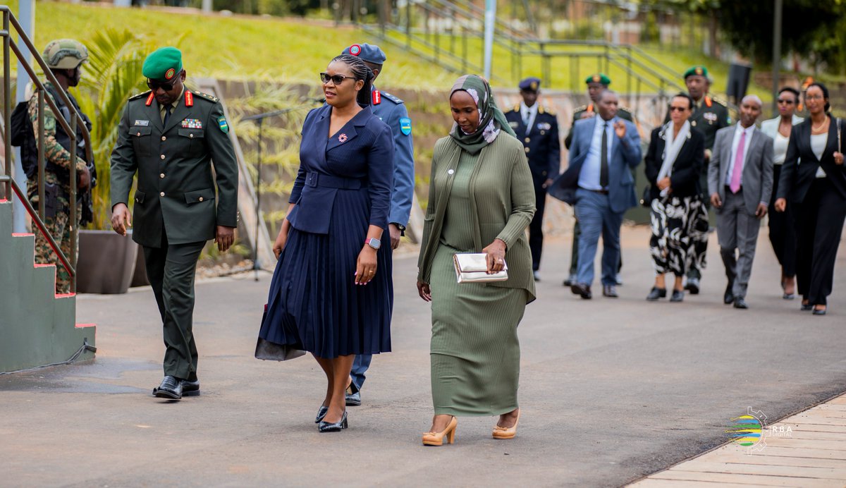 rbarwanda's tweet photo. 📷AMAFOTO📷

Abayobozi mu nzego nkuru z'Igihugu, ababyeyi n'abo mu miryango y'abasoje amasomo mu Ishuri Rikuru rya Gisirikare riri i Gako, bitabiriye igikorwa cyo gutanga ipeti rya Sous-Lieutenant ku basaga 600 barirangijemo amasomo. #RBAAmakuru https://t.co/k3hSeErhm7