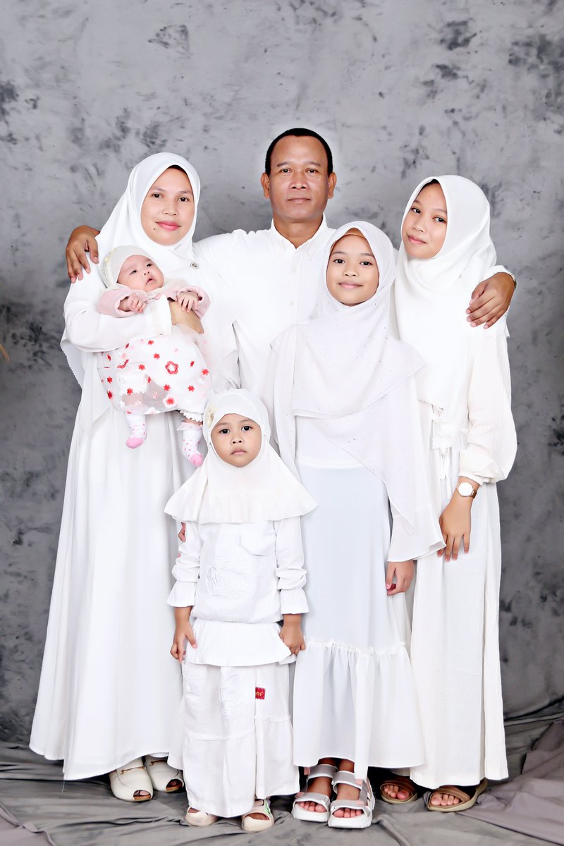 wazirman78's tweet photo. Photo, 6 Syawal 1445 H - 15 April 2024 M.
bersama Empat Putri. 
Diyen Janeta, Derin Anindhita, Daisha Fatimatuzzahra dan Devia Fathiyaturahma. https://t.co/KbKiRYMrrH