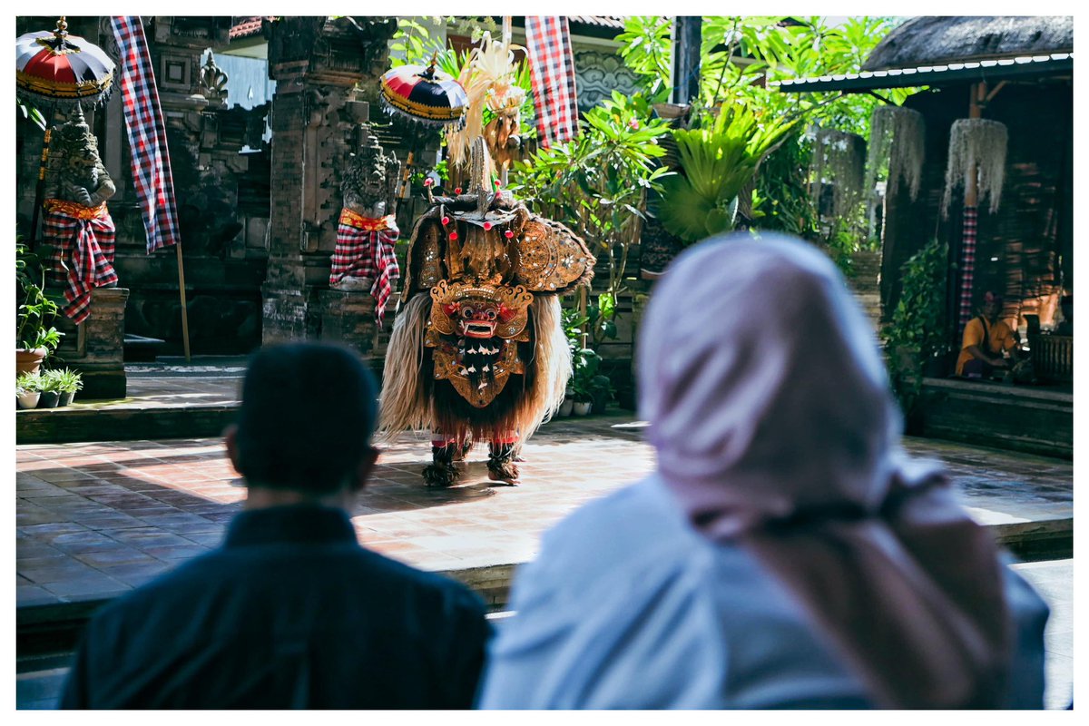 aniesbaswedan's tweet photo. Bukan ingin menjadi pewarta kelana, tapi setiap perjalanan ke berbagai penjuru Nusantara memang selalu menarik untuk diceritakan. Tak hanya indah alamnya, tapi juga adiluhung budayanya.

Sebelum kembali ke Jakarta, kami menonton pementasan Barong Tanah Kilap oleh Sari Wisata Budaya, kota Denpasar. Pementasan yang tak hanya menunjukkan kepiawaian para penari, tapi juga kedalaman tradisi Bali. Detail kostum, rancak irama gamelan, aksi yang dramatis, kisah yang penuh hikmah, hingga alur yang interaktif, berpadu menghadirkan gelaran seni budaya yang memukau.