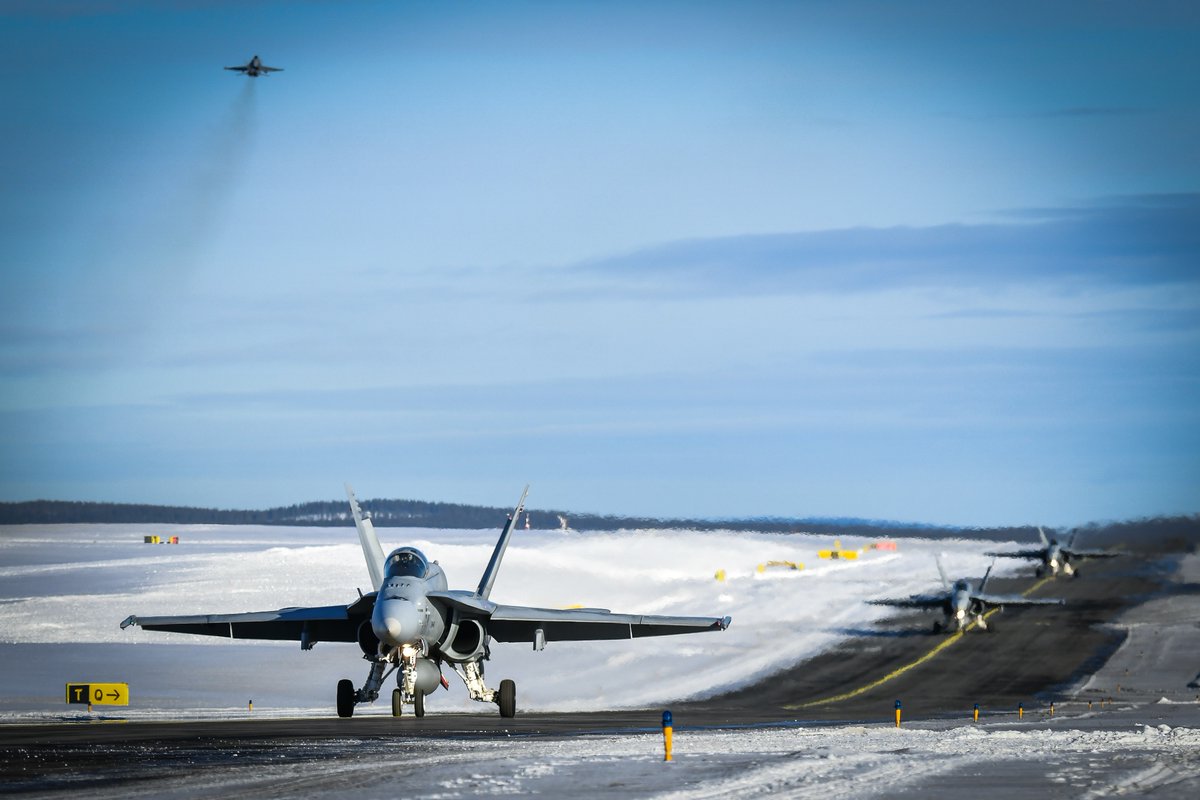 Finavia on korjauttanut akuutit kiitotievauriot Rovaniemen lentokentällä huhtikuun alussa. #Laplsto Hornetit ovat palanneet Oulunsalosta kotitukikohtaan. Lentotoiminta jatkuu nyt normaalisti Rovaniemeltä, mutta muidenkin kenttien käyttöä tullaan jatkamaan. #ilmavoimat #rovaniemi