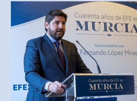 Muchas felicidades a <a href="/EFE_Murcia/">EFE Murcia</a> , que cumple 40 años informando desde la #RegióndeMurcia y lo celebramos con el Conversatorio sobre actualidad en el que han participado el presidente <a href="/LopezMirasF/">Fernando López Miras</a> y el presidente de la Agencia, Miguel Ángel Oliver, en el <a href="/TeatroRomea/">Teatro Romea</a>